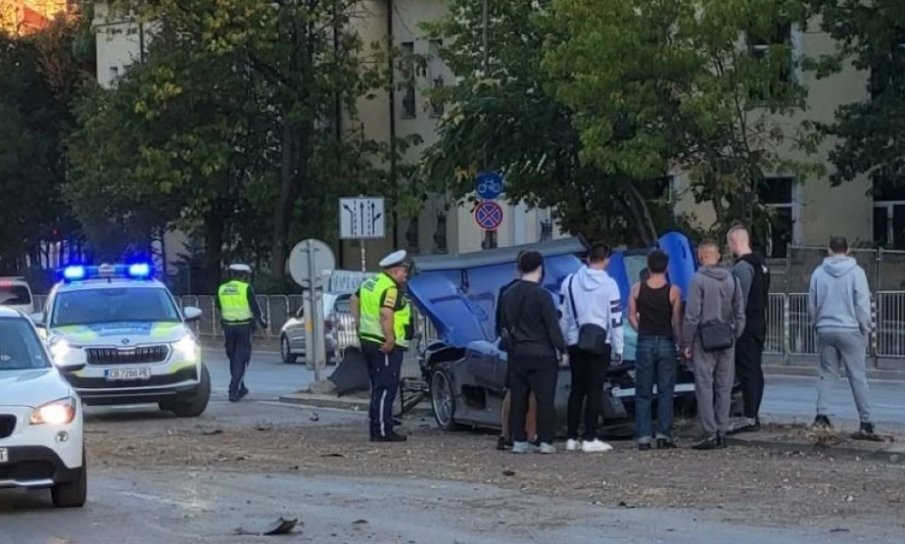 ЕКШЪН! Спортен автомобил помля загражденията на столичен булевард