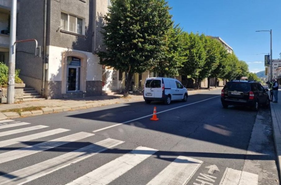 На фаталната пешеходна пътека: Блъснаха 18-годишно момиче в центъра на Смолян