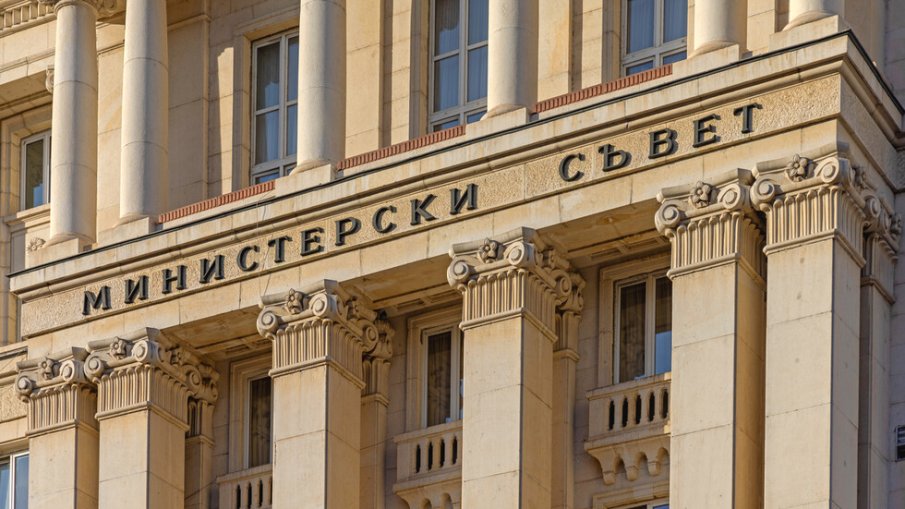 Съкращават близо 6% от служителите на МОН