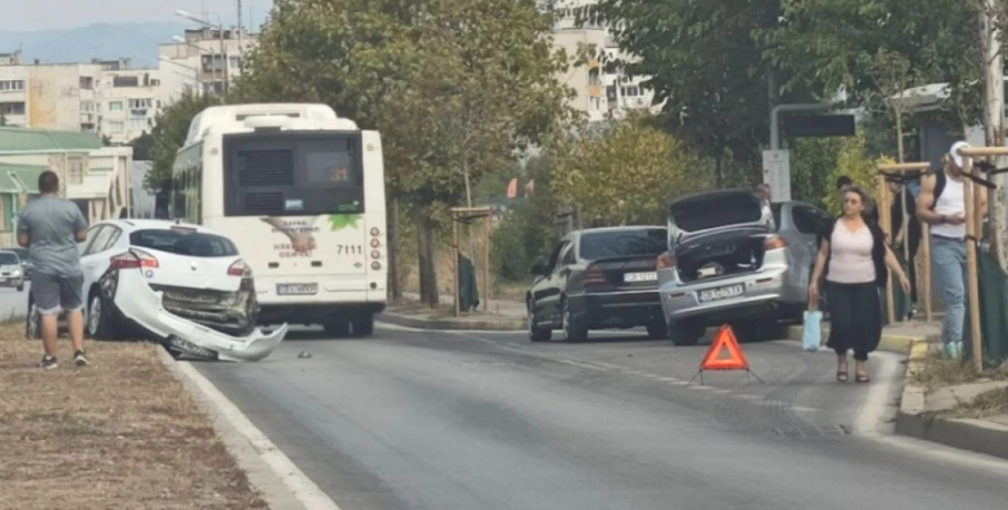Катастрофа на спирка затруднява градския транспорт в София