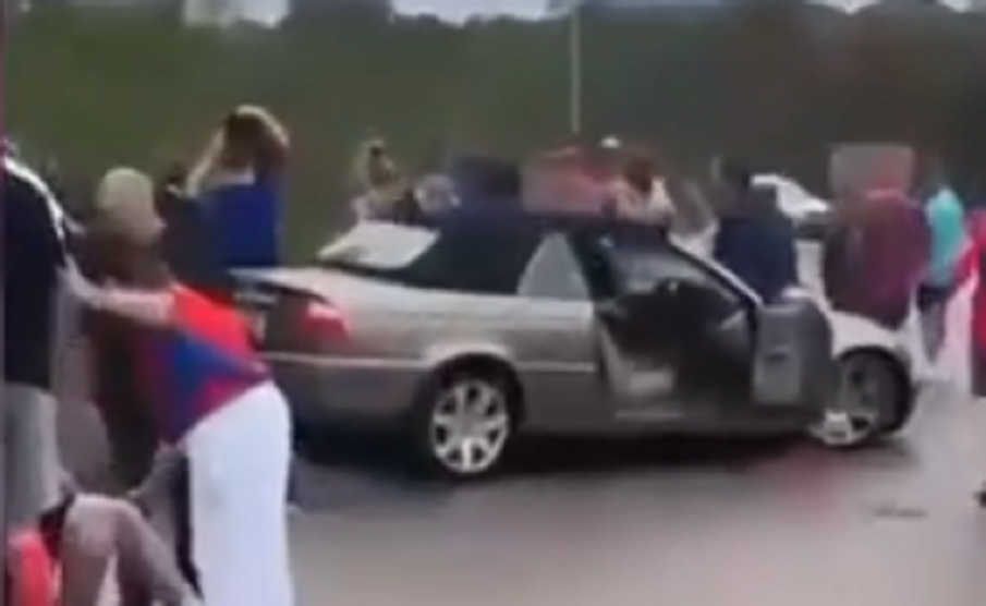 Кола се вряза в пешеходци в Австралия, има ранени