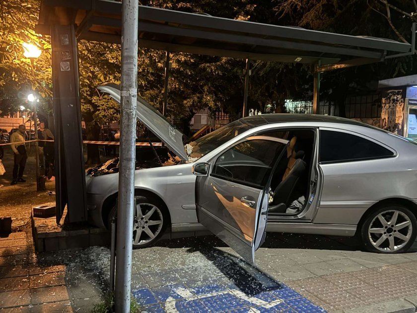 Надрусан с два вида наркотици 20-годишен джигит се заби в спирка във Варна