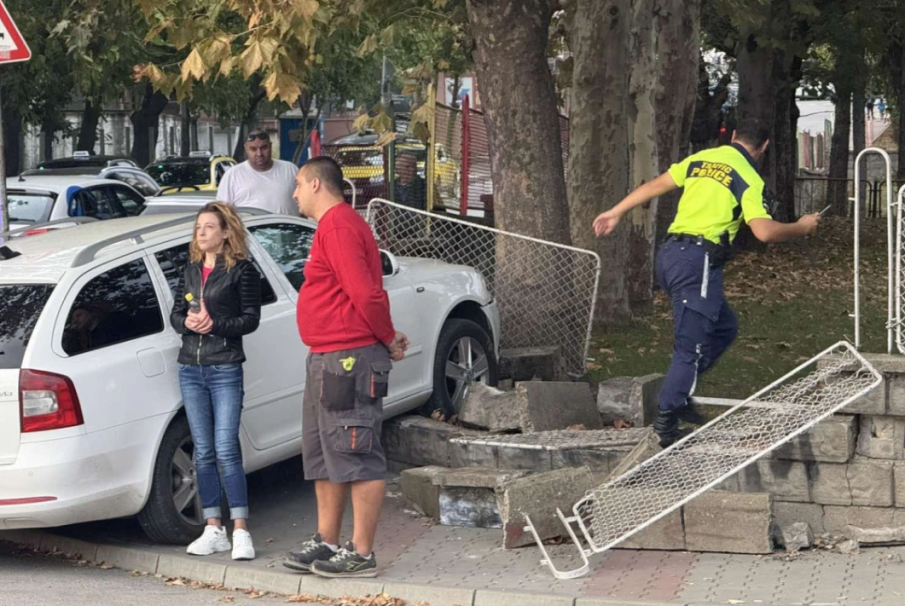 Кола се вряза в оградата на детска градина във Велико Търново