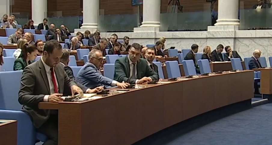 Драма в НС! Прекратиха временно заседанието заради технически проблем