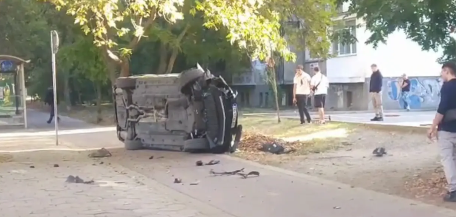 Млад шофьор се преобърна край спирка в Пловдив