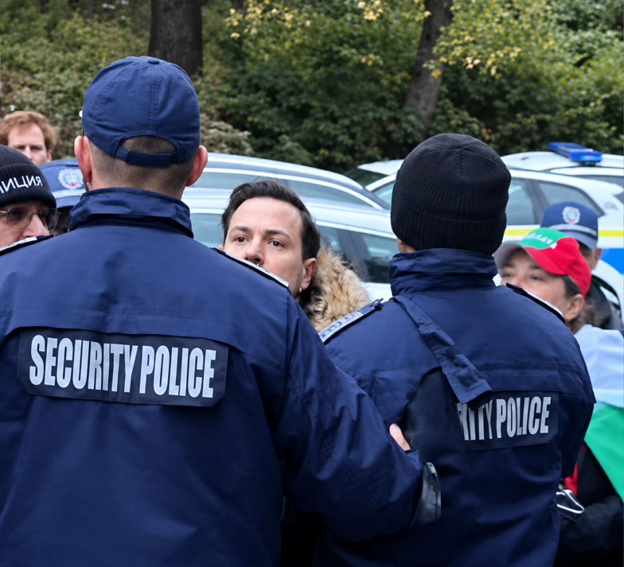Задържаха двама, протестиращи срещу ремонта на паметника на Шипка
