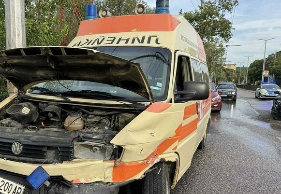 Линейка се заби в дърво в Пловдивско, на шофьора му прилошало