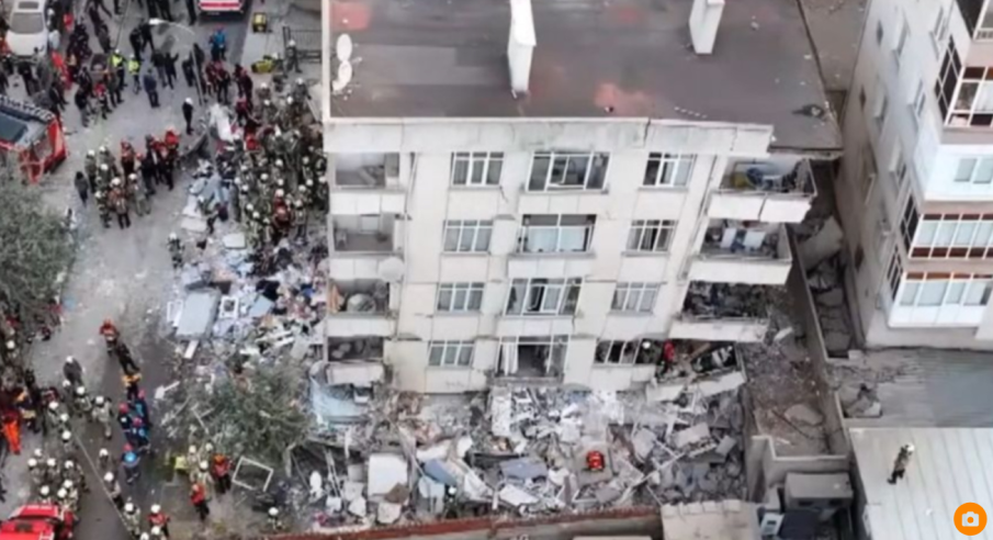 Част от сграда рухна в Истанбул, 7 души са под развалините (ВИДЕО)