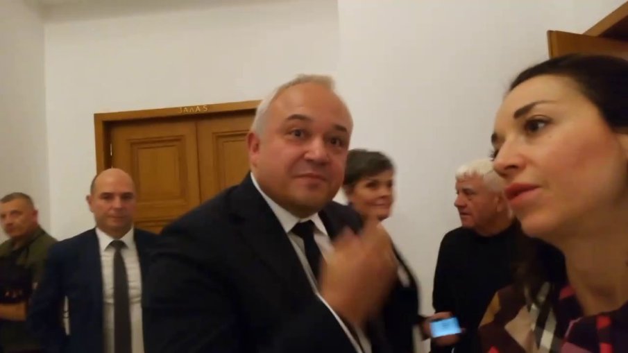 ЕКШЪН В ПИК TV! Демерджиев се изниза гузен от парламента, след като подпукаха с въпроси за връзките му с Илиян Пимка (ВИДЕО)