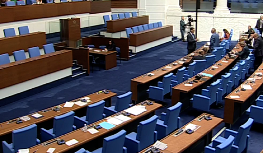 ЦИРК В ПАРЛАМЕНТА! Управляващите спят, няма кворум - прекъснаха заседанието