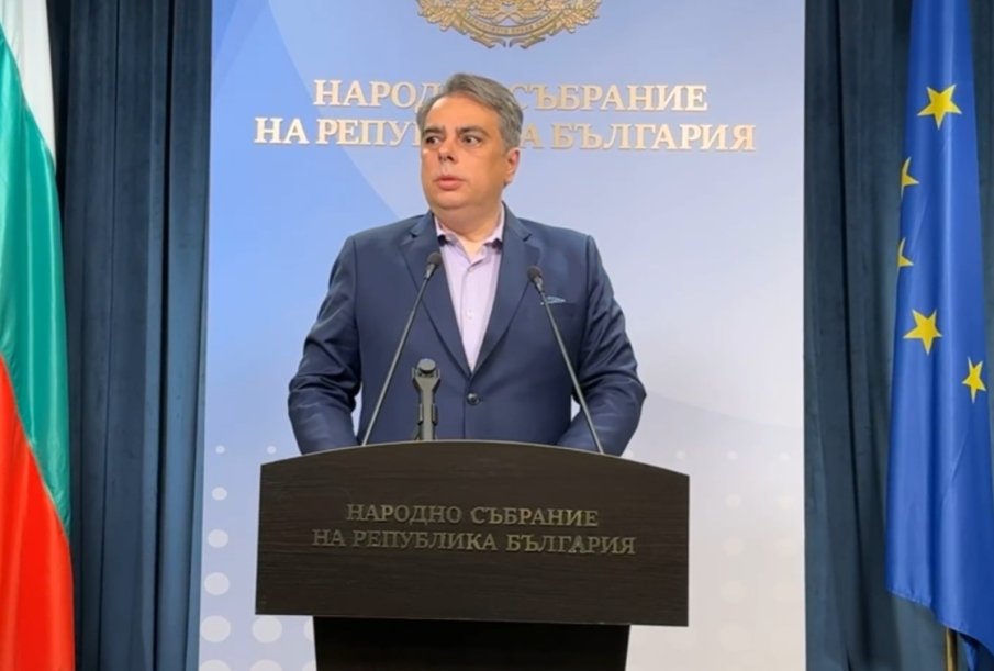 Асен Василев: Свикваме извънредно заседание на парламента заради помилването на Петричкия Ескобар. Не очаквам Йотова да свика КСНС заради ударените кораби