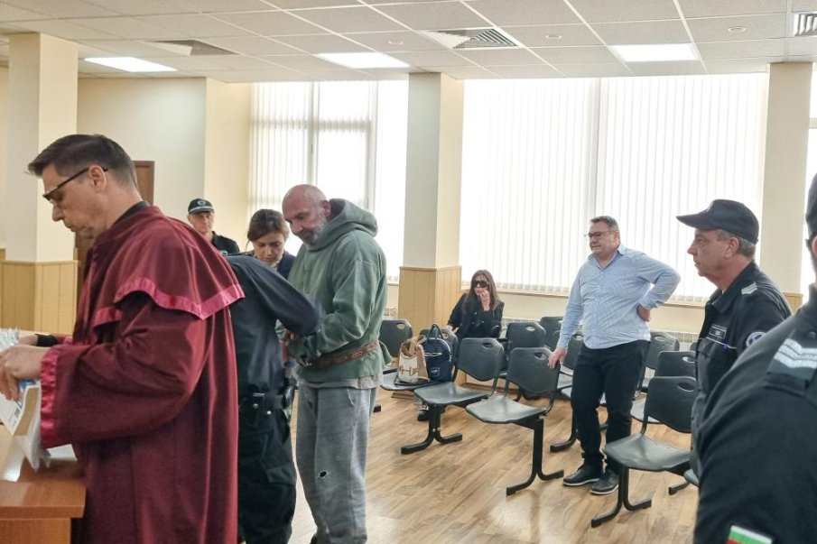 Славчо Мегеров влезе в съда окован и безмълвен