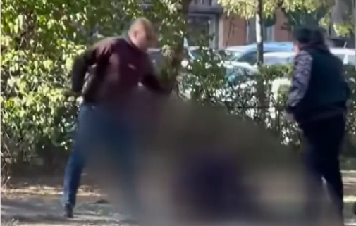 Посред бял ден и пред очите на деца: Жесток побой в столичен парк