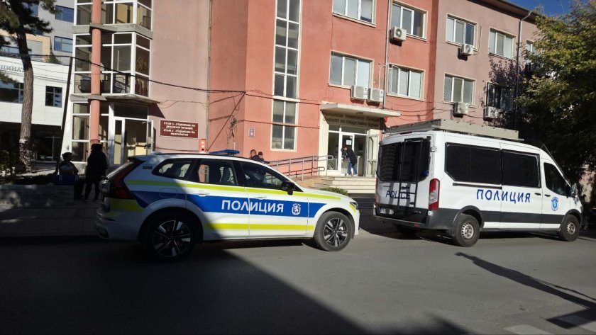 Акция на полицията в УМБАЛ „Св. Георги“ в Плодвив, разследват източване на средства от НЗОК (СНИМКИ)
