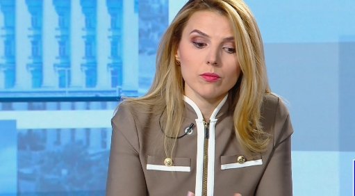 СТАЙЛИНГ ШОК! Външната министърка лъсна с военна униформа (СНИМКА)