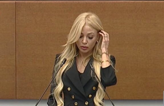 ГЪРМИ НОВ СКАНДАЛ! Зам.-министърката Михаела Карадимова крие тъмно минало