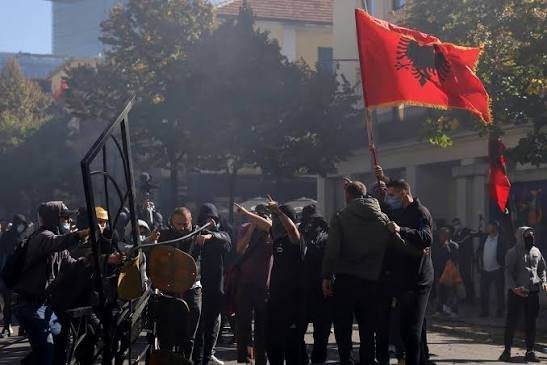 ТОТАЛЕН ХАОС В ТИРАНА! Протестиращи запалиха министерство, щурмуваха и полицията - искат оставката на Еди Рама, той не я дава (ВИДЕО)