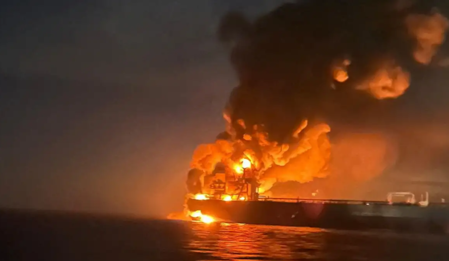 МЪЛНИЯ В ПИК: Втори кораб е ударен в Черно море, плавателният съд е потънал