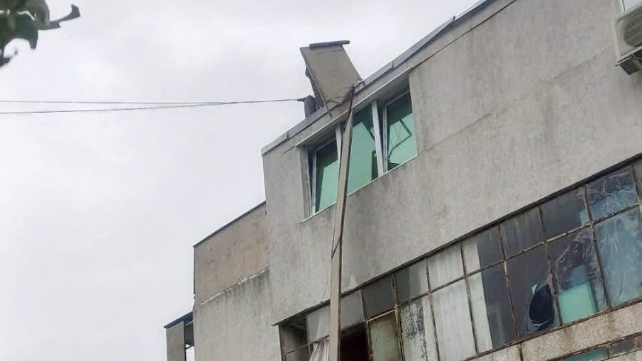 Силният вятър отнесе част от покрив на блок в Айтос
