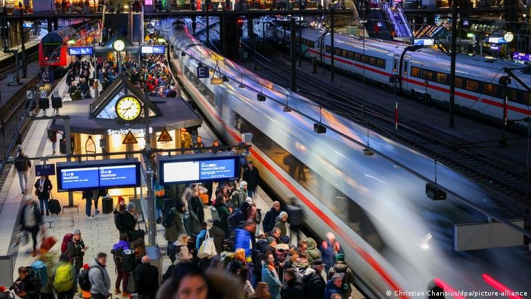 Сигнал за тревога евакуира около 1000 гари в Германия