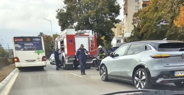 Катастрофа предизвика голямо задръстване на бул. България в София, има полиция и пожарна