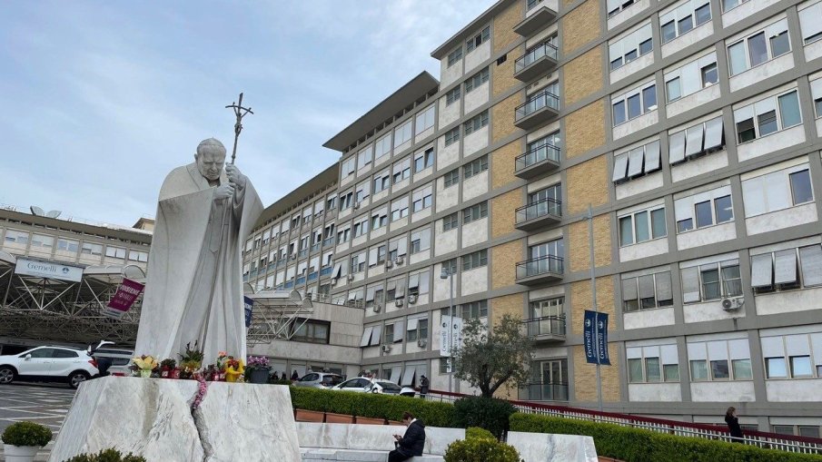 Папа Лъв XIV влиза в болница Джемели за операция