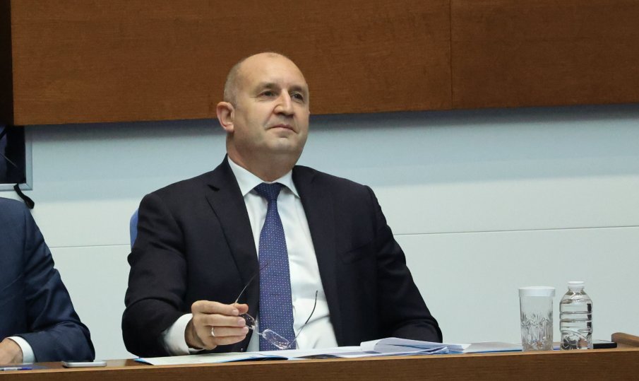 Радев забрани на подчинените си да говорят за запалените антени на Старлинк
