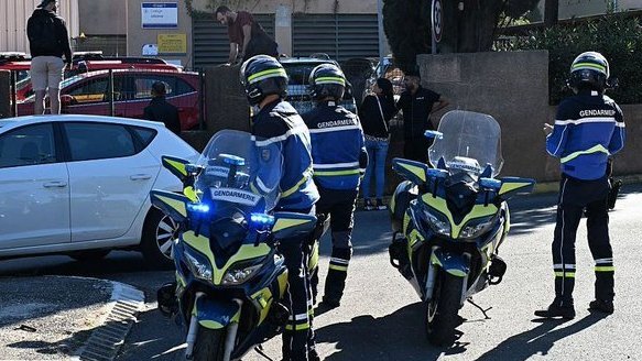 14-годишен простреля директор и учителка в училище във Франция