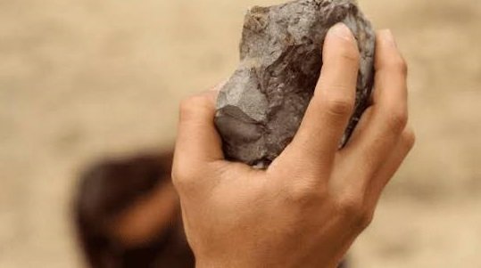 Задържаха мъж в Стара Загора, хвърлял камъни по съпругата си