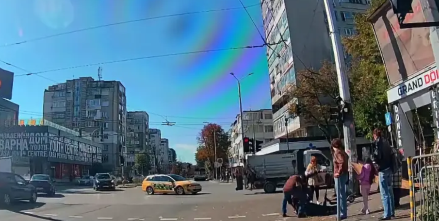 Плоскост от строеж се стовари върху жена във Варна (ВИДЕО)