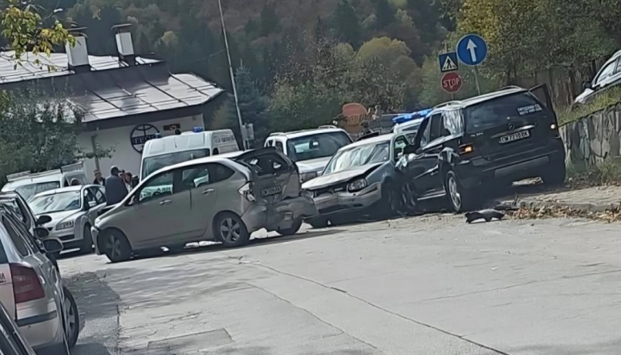 Водач на 77 сгъна четири паркирани коли в Смолян
