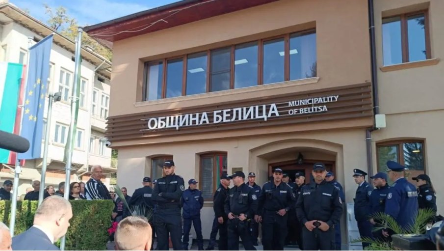 ИЗВЪНРЕДНО! Репресиите минаха всякакви граници - изведоха с белезници от общината Радослав Ревански, майка му припадна. Делян Пеевски към Радев: Няма да пречупите ДПС! (ВИДЕО)