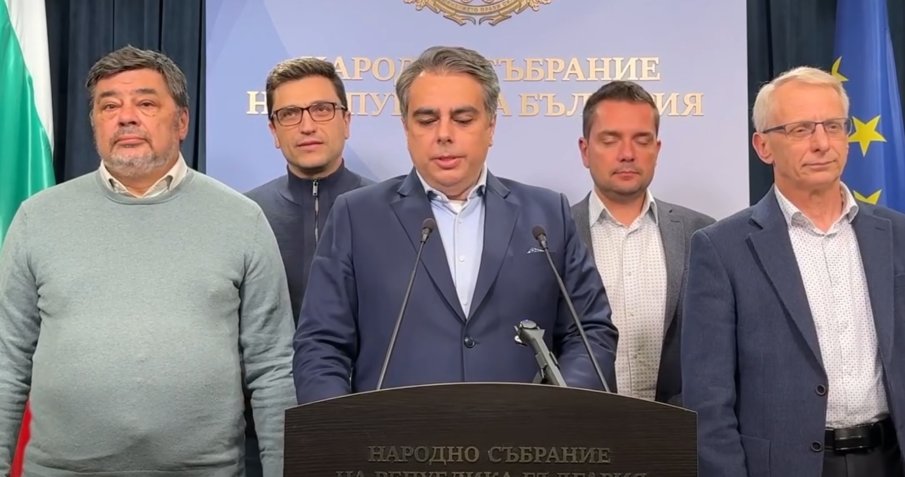 НАПРЕЖЕНИЕТО СЕ ПОКАЧВА! И Промяната официално поиска оставката на Доцова. Асен Василев призова Радев да... (ВИДЕО)
