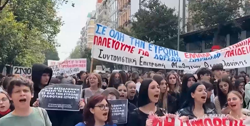  Хиляди ученици, студенти и учители заляха улиците на 50 града в Гърция