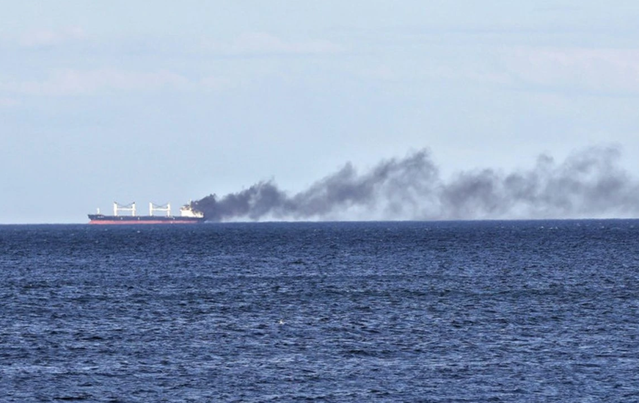 Български моряци спасиха девет души от поразения кораб KHORYV в Черно море (ВИДЕО)