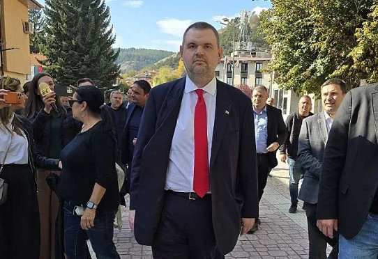 Пеевски с бомбастични разкрития от Белица: Привиквали са Ради Ревански в кабинета на шефа на Митниците Шушков, за да работи за ПБ! Призовавам полицията да не служи на диктатора Радев (ВИДЕО)