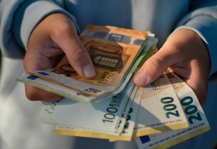 С фалшив нотариален акт: Двама мъже взели 5000 евро капаро за чужди имоти в София
