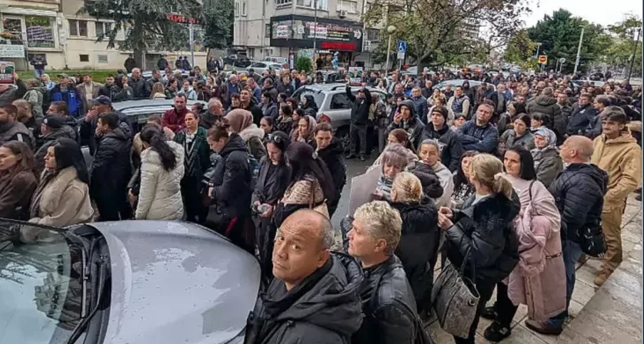 Мощна подкрепа за Ревански и Гавазов, стотици пред съда в Бургас