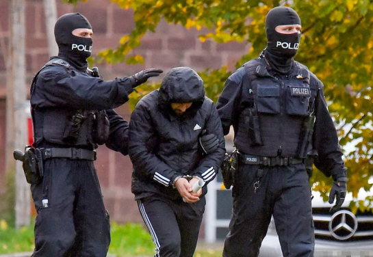 Задържаха в Германия издирваните за палеж на антени на Старлинк до София