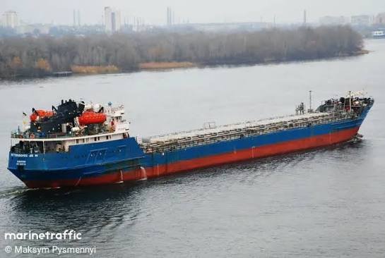 Следят движението на преобърнатия кораб „Khoryv“
