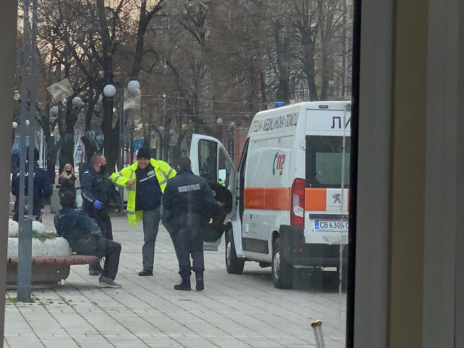 Мъж се строполи в центъра на Бургас (СНИМКИ)