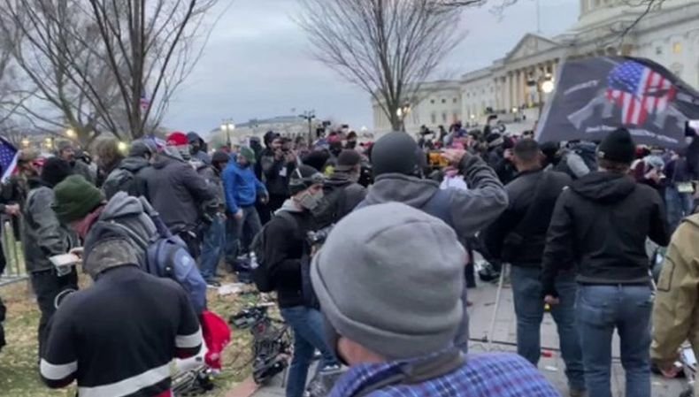 Протестиращите пред Конгреса нападнаха журналистите