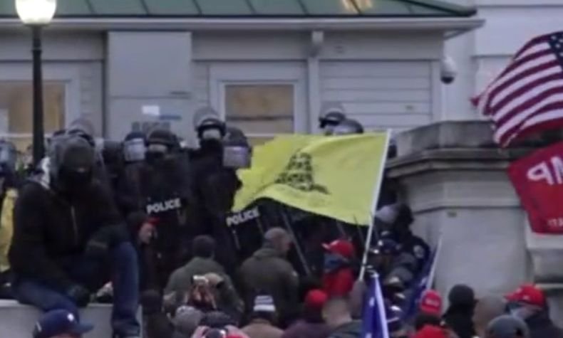 ТРАГЕДИЯ: Почина жената, простреляна при размириците в Капитолия