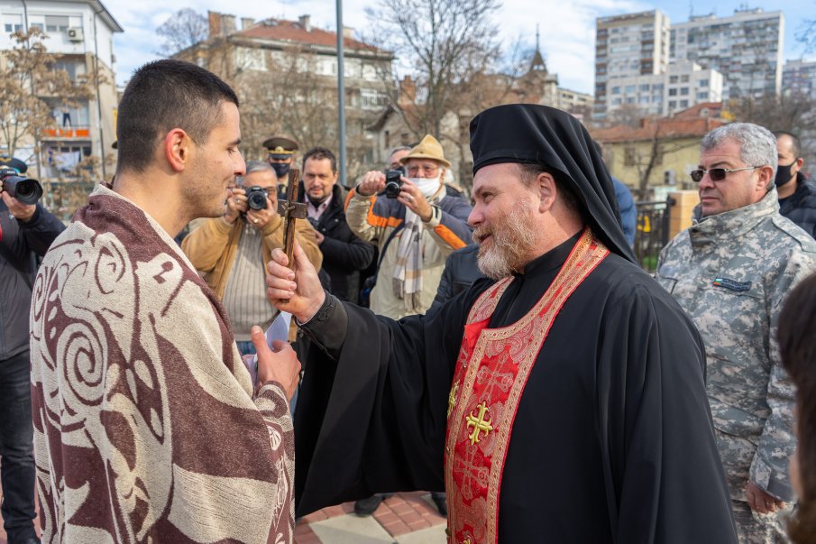 Военен от авиобаза „Безмер“ извади Светия кръст от водите на Тунджа в Ямбол