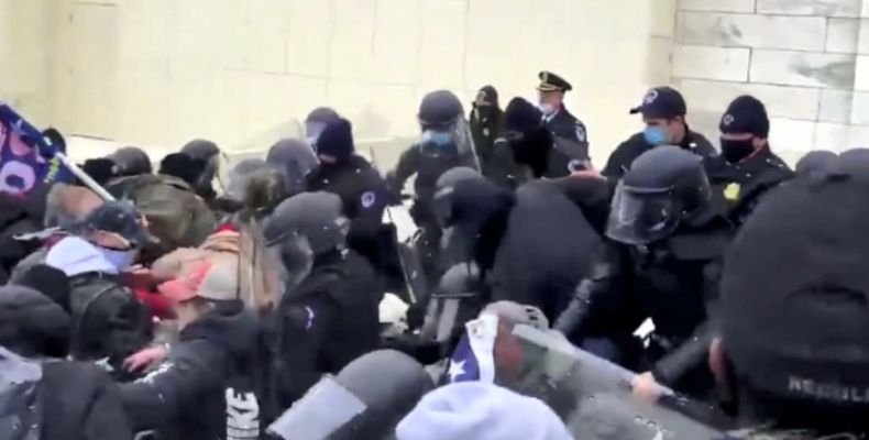Полицията във Вашингтон арестува 68 души за нахлуването в Капитолия