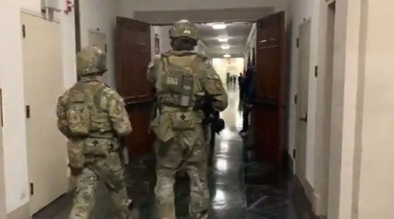 ГОРЕЩО ОТ САЩ: Специални части на ФБР влязоха в сградата на Капитолия във Вашингтон