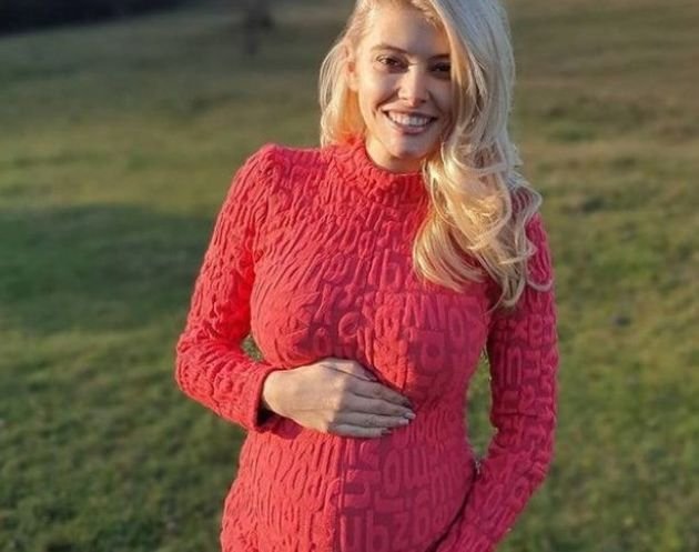 Ева Веселинова тръгна на йога за бременни