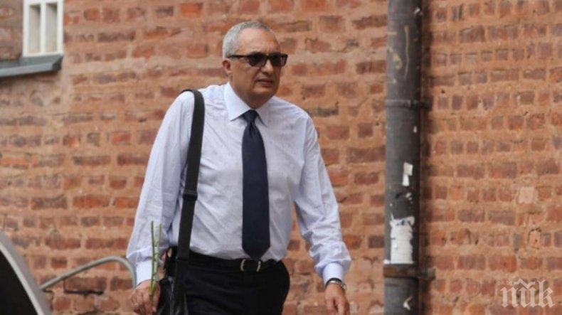 САМО В ПИК И РЕТРО: Костов посреща нов зет (СНИМКА)