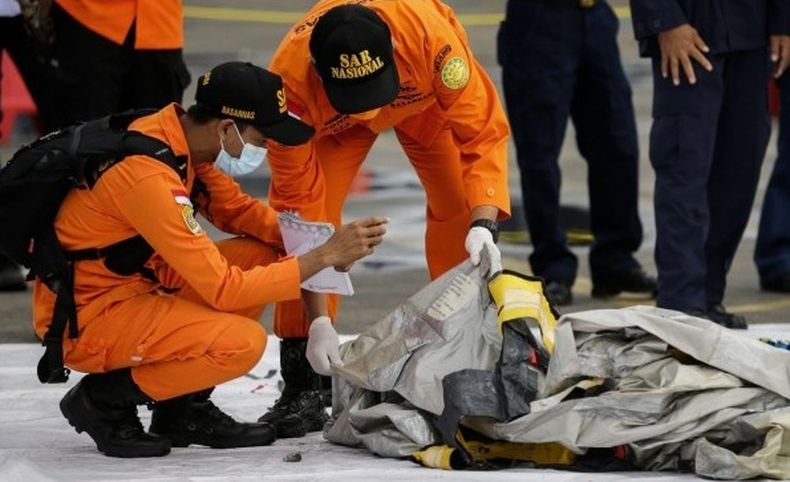 Засечени са вероятни сигнали от черната кутия на изчезналия индонезийски самолет