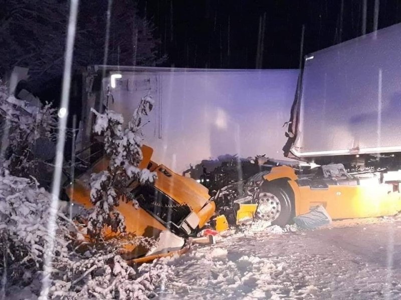 Зимен инцидент! Два ТИР-а се удариха между Видин и Монтана (СНИМКИ)